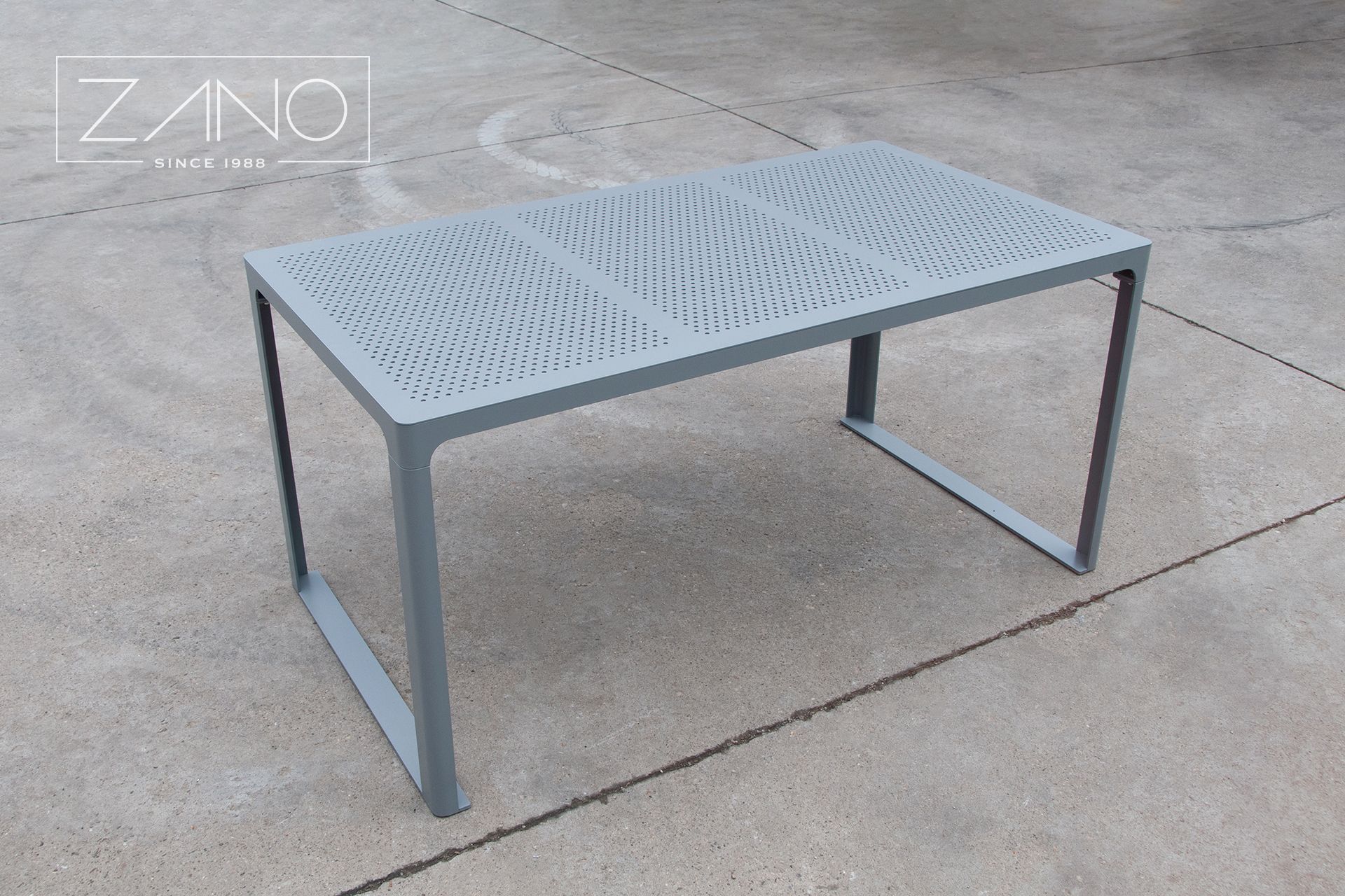 Grande table en acier | acier inoxydable perforé
