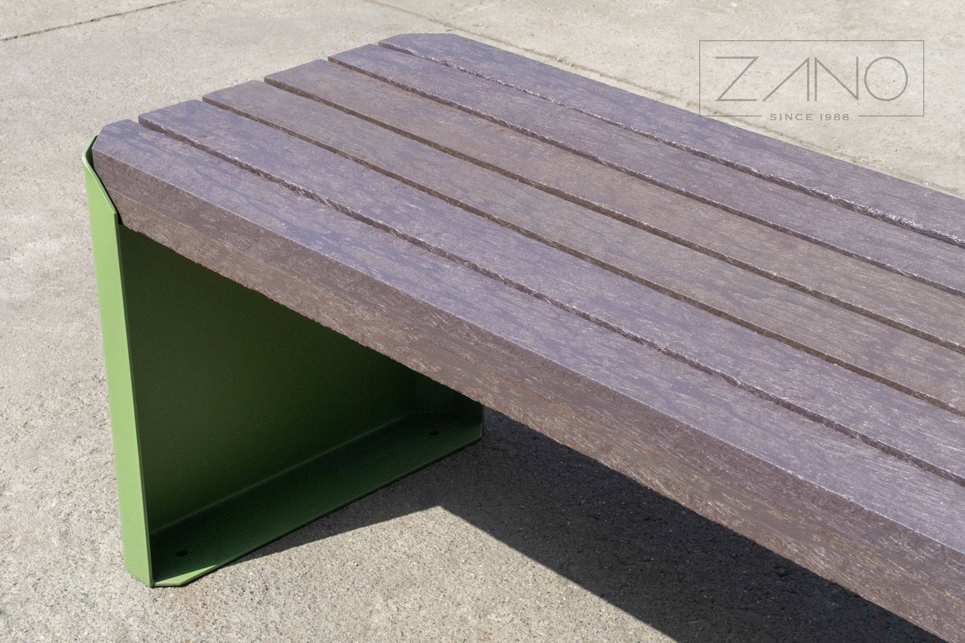 Banc urbain en planches de plastique recyclé