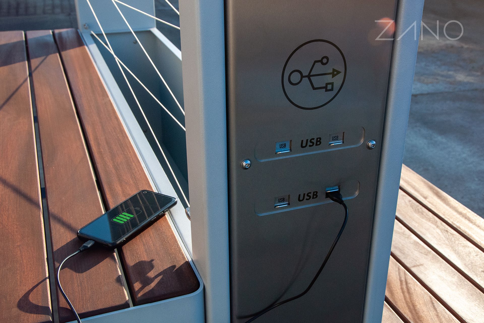 Station solaire SCANDIK pour recharger les appareils mobiles Station solaire SCANDIK pour recharger les appareils mobiles