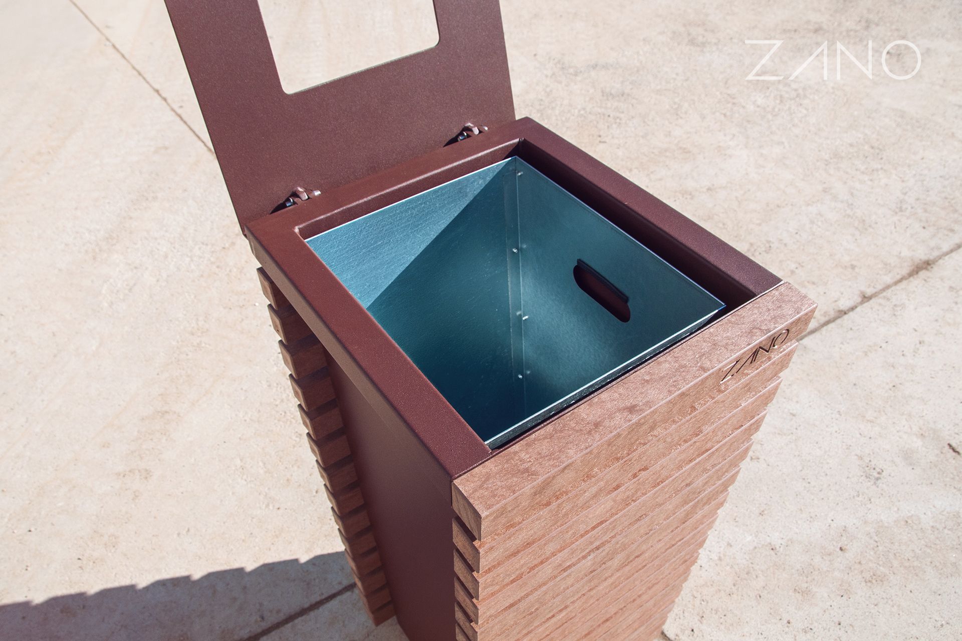 Corbeille m&eacute;tallique avec sac amovible