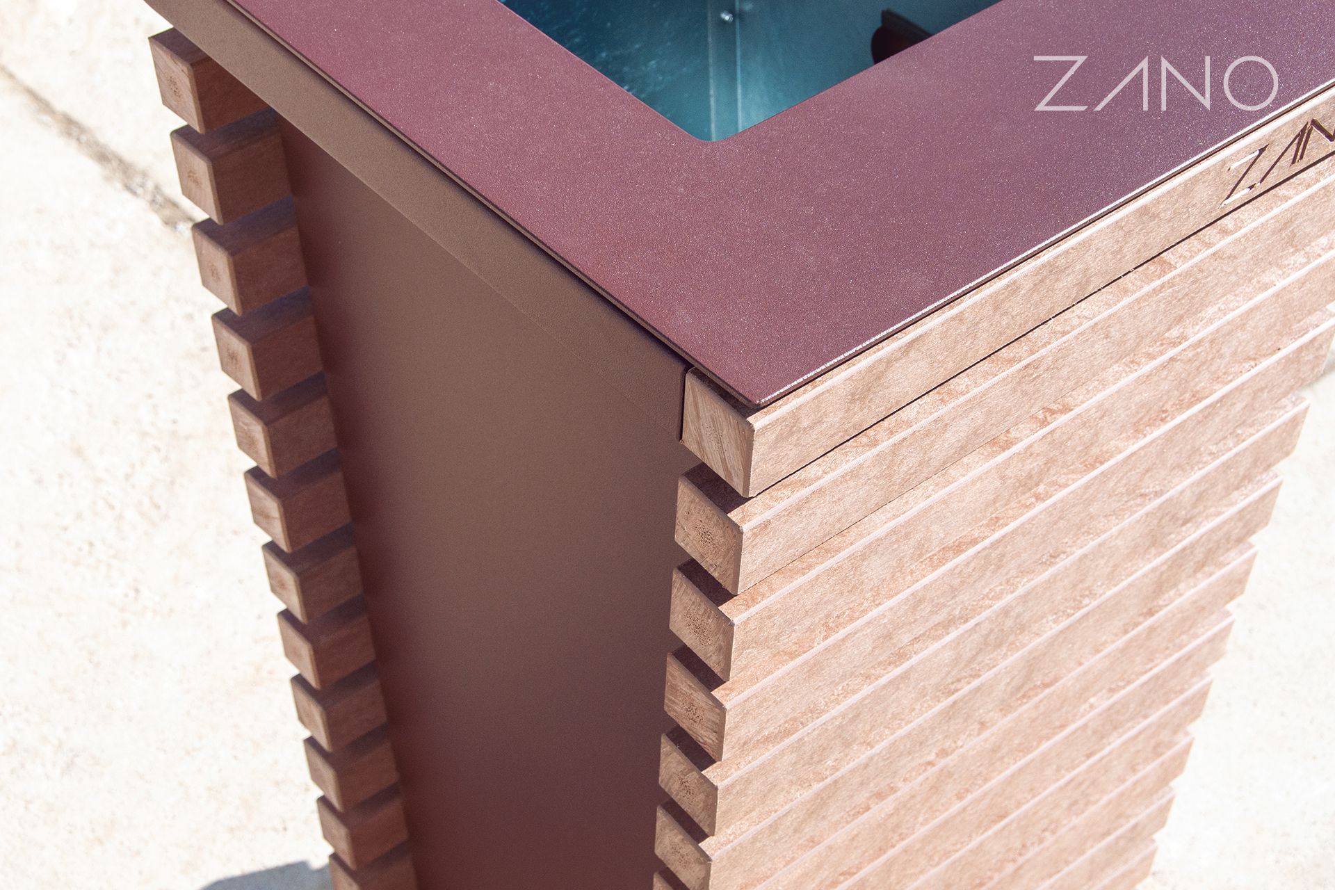 Corbeille m&eacute;tallique Tiger drylack Rusty Iron et Ekodeska en plastique recycl&eacute;