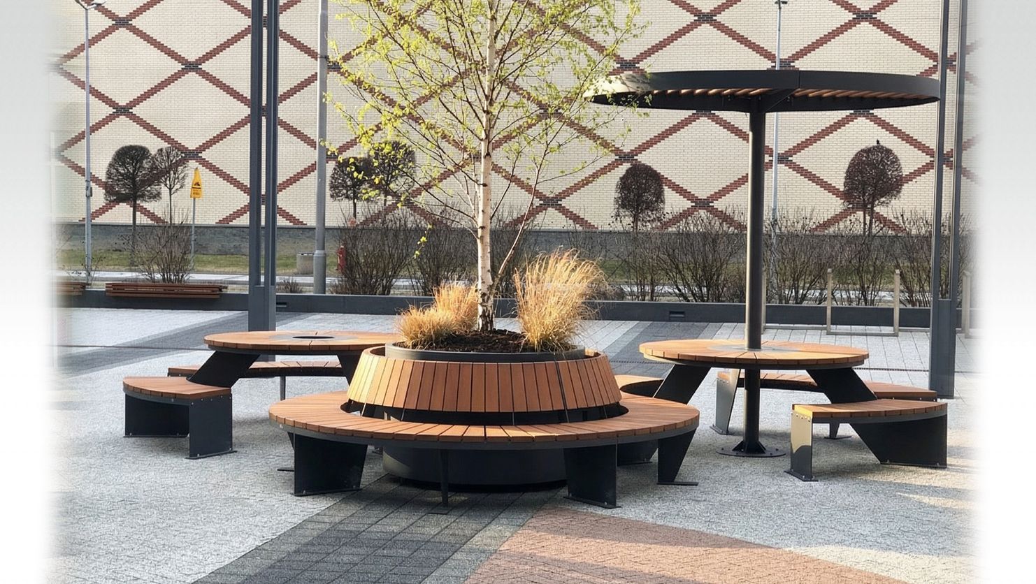 Bancs modulables en acier avec toit et jardini&egrave;re pour arbre