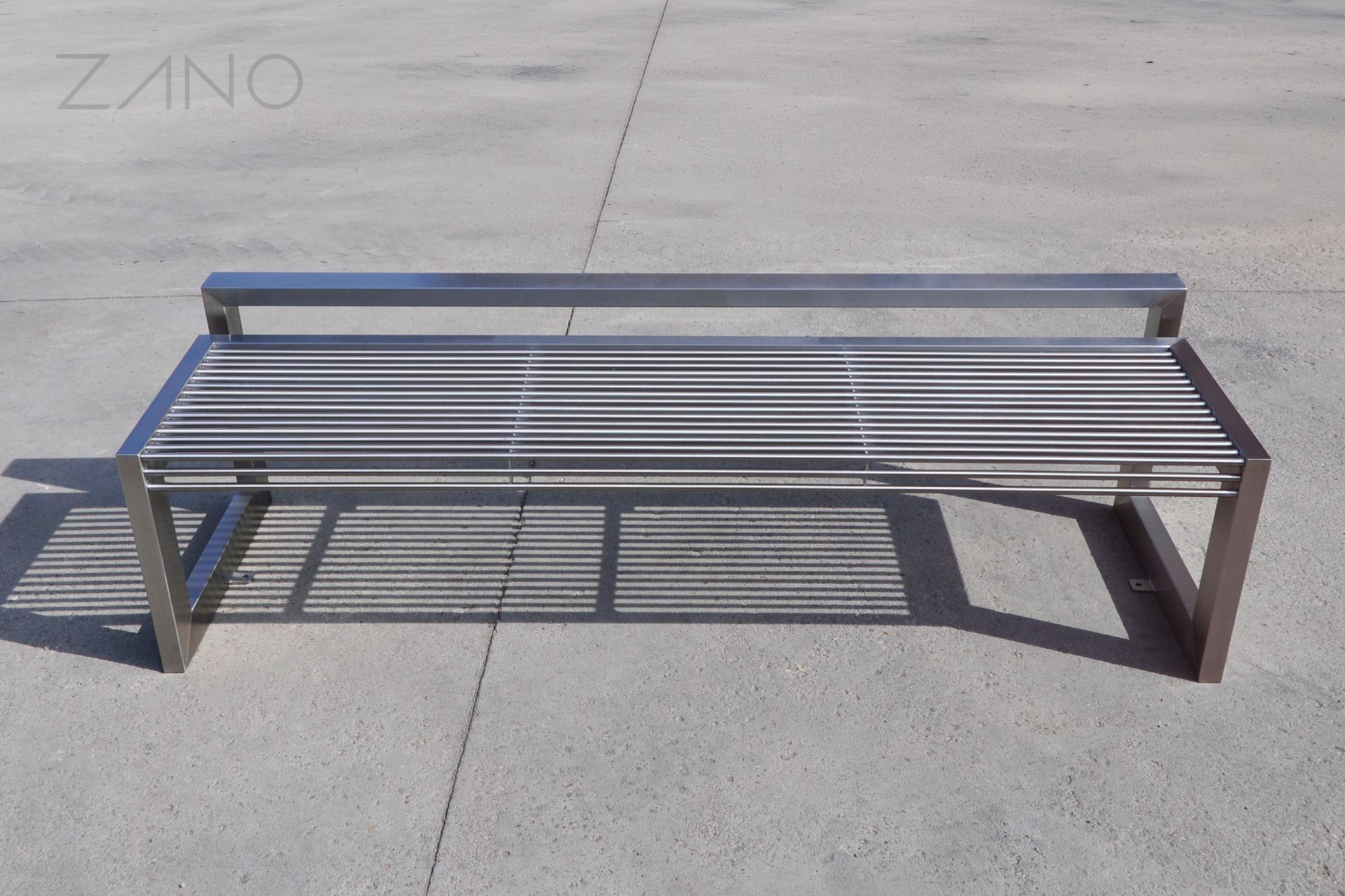 Un banc public moderne en acier inoxydable Un banc public moderne en acier inoxydable