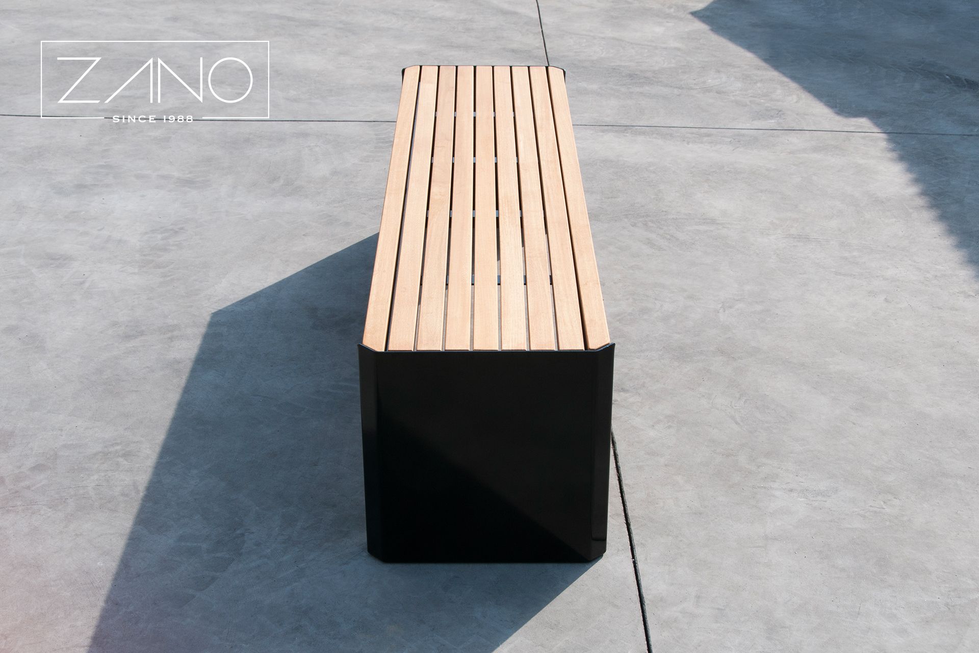 Banc urbain contemporain au design minimaliste