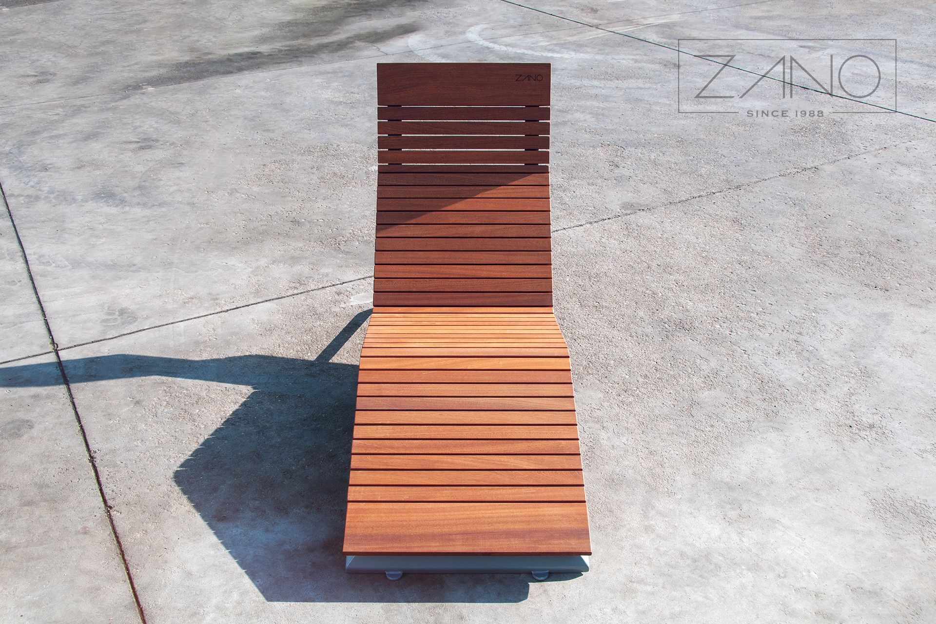Stilo - chaise longue urbaine en acier avec dossier en bois